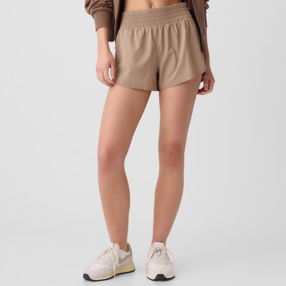 Gap Runaround Shorts Mid Rise 3” size Medium NWT